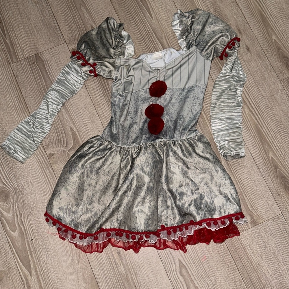 Spirit Halloween it Pennywise women’s adult medium costume